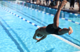 13岁女孩游泳时泳衣带子断裂，教练实时营救！